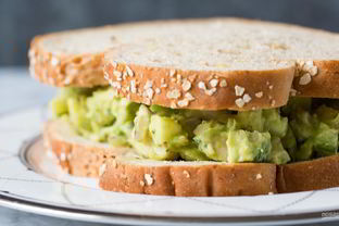 Сэндвич с авокадо и курицей