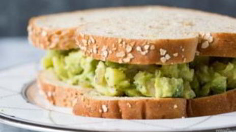 сэндвич с авокадо и курицей