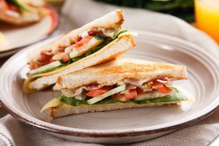 Сэндвич с беконом и сыром