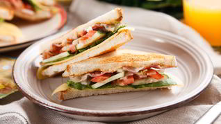 Сэндвич с беконом и сыром