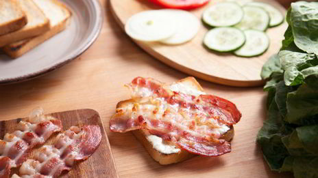 сэндвич с беконом и сыром