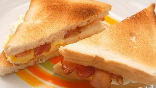 Сэндвич с беконом и яйцом