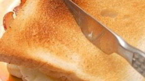 сэндвич с беконом и яйцом