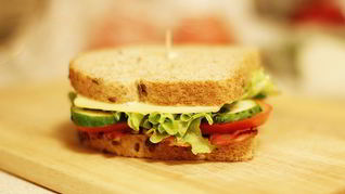 Сэндвич с беконом, сыром и свежими овощами