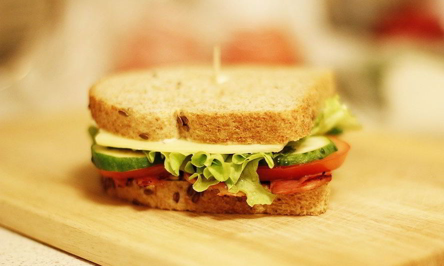 Рецепт сэндвич с беконом, сыром и свежими овощами