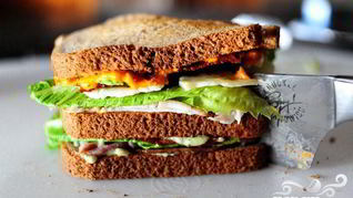 Сэндвич с беконом, ветчиной и индейкой