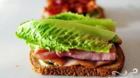 сэндвич с беконом, ветчиной и индейкой