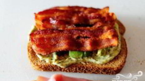 сэндвич с беконом, ветчиной и индейкой