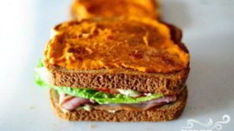 сэндвич с беконом, ветчиной и индейкой