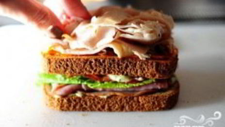 сэндвич с беконом, ветчиной и индейкой