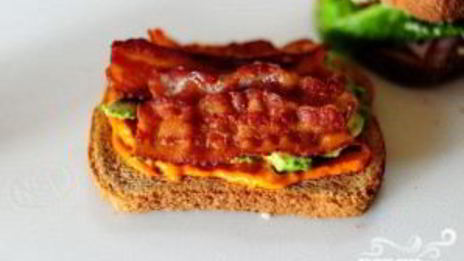 сэндвич с беконом, ветчиной и индейкой