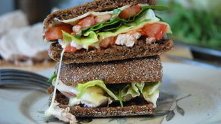 Сэндвич с индейкой, сыром и рукколой