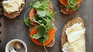 Сэндвич с хурмой, прошутто и сыром бри