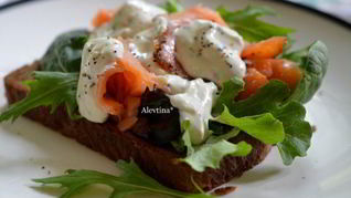 Сэндвич с копченой семгой и соусом айоли