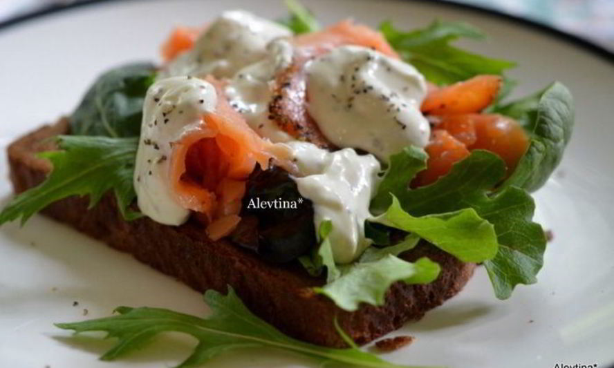 Рецепт сэндвич с копченой семгой и соусом айоли