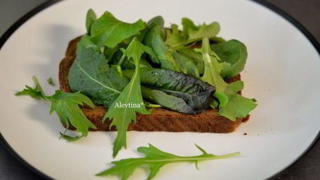 сэндвич с копченой семгой и соусом айоли