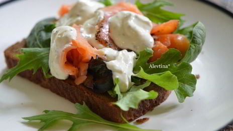 сэндвич с копченой семгой и соусом айоли