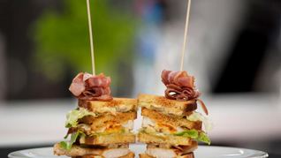 Сэндвич с курицей-гриль, беконом и яйцом