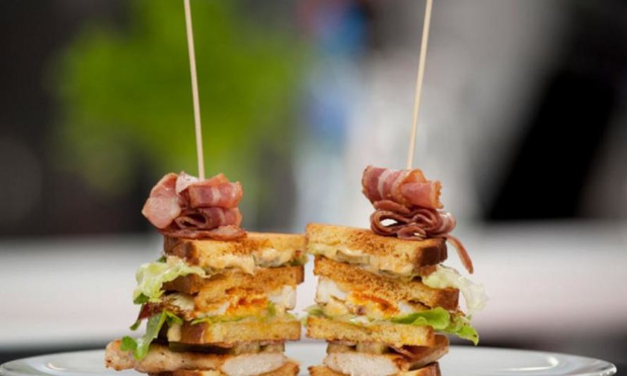 Рецепт сэндвич с курицей-гриль, беконом и яйцом