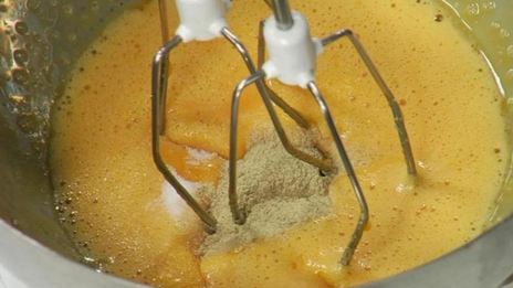 сэндвич с курицей-гриль, беконом и яйцом