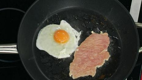 сэндвич с курицей-гриль, беконом и яйцом