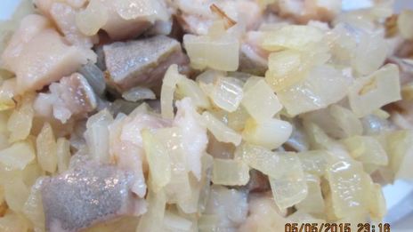 сэндвич с мороженым из сельди и маринованным луком