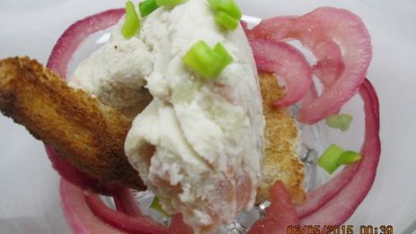 сэндвич с мороженым из сельди и маринованным луком