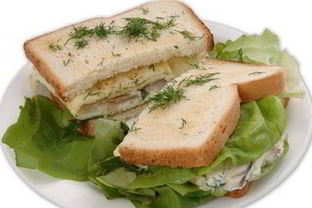 Сэндвич с омлетом из норвежской сельди