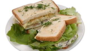 Сэндвич с омлетом из норвежской сельди