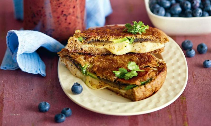 Рецепт сэндвич с сыром, авокадо и гранатом