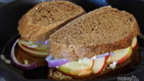 сэндвич с сыром, яблоком и луком
