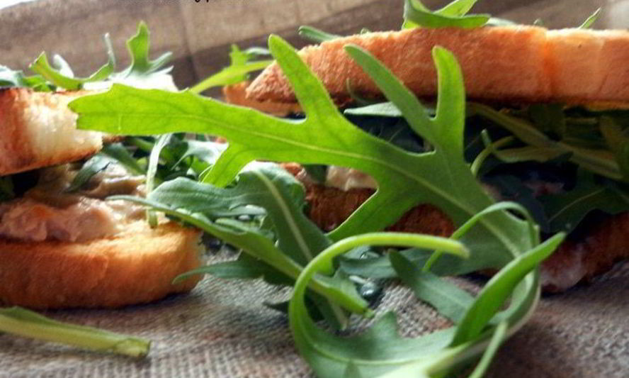 Рецепт сэндвич с тунцом, руколой и горчицей