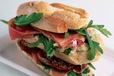 Сэндвич с ветчиной и инжиром
