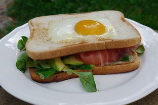 Сэндвич с яйцом, семгой и авокадо