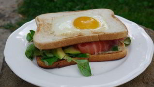 Сэндвич с яйцом, семгой и авокадо