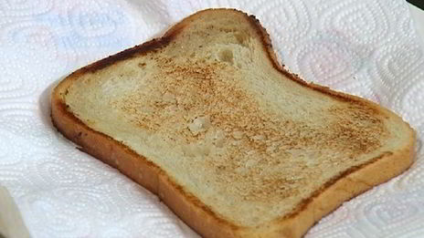 сэндвич с яйцом, семгой и авокадо