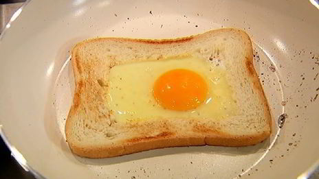 сэндвич с яйцом, семгой и авокадо