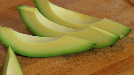 сэндвич с яйцом, семгой и авокадо