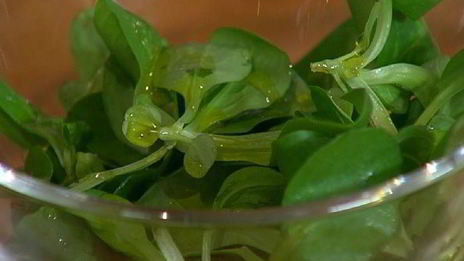 сэндвич с яйцом, семгой и авокадо