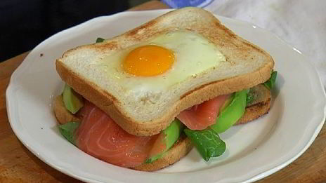 сэндвич с яйцом, семгой и авокадо