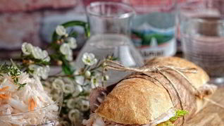 Сэндвич с запеченной свининой и квашеной капустой