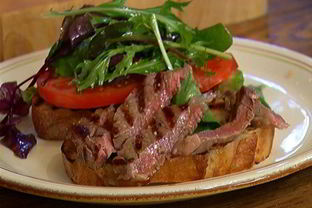 Сэндвич со стейком, помидором и авокадо