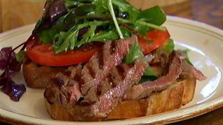 Сэндвич со стейком, помидором и авокадо