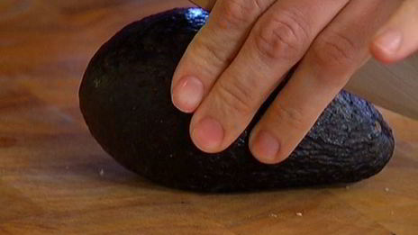 сэндвич со стейком, помидором и авокадо