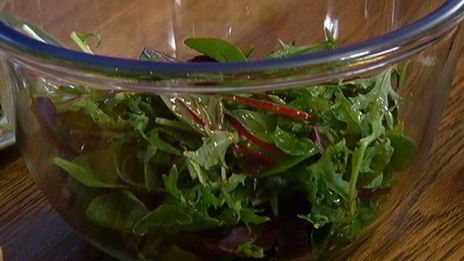 сэндвич со стейком, помидором и авокадо