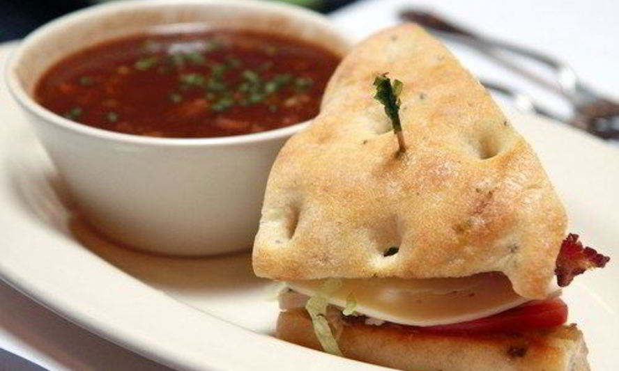 Рецепт сэндвичи из фокаччи с рукколой, моцареллой, маринованным красным луком и помидорами