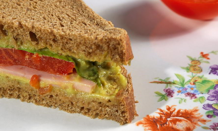Рецепт сэндвичи с гуакамоле, каперсами и копченым мясом