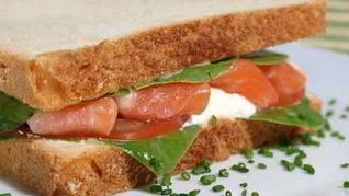 Сэндвичи с лососем, помидорами и рикоттой