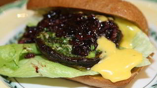 Сэндвичи с портобелло, шалотом и чесночным майонезом