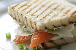 Сэндвичи с семгой и сливочным сыром